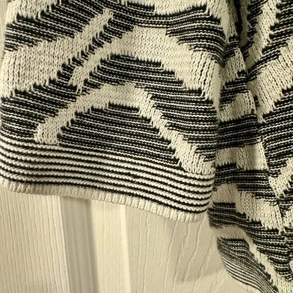 Chico’s Petite Zebra-Print Zip-Back Jacquard Sweater Black & White Super Soft! - Picture 5 of 7